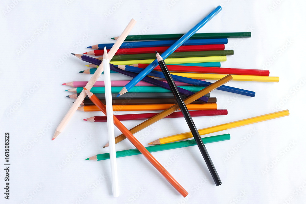 des crayons de couleur étalés sur un fond blanc des crayons de couleur étalés sur un fond blanc