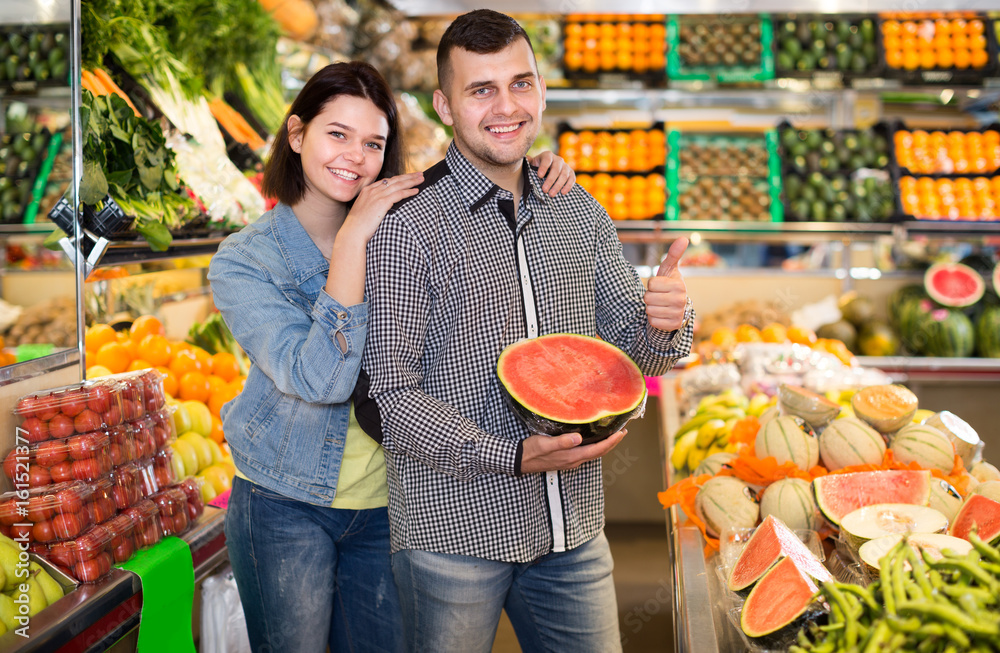 Obraz premium Couple choosing fruit