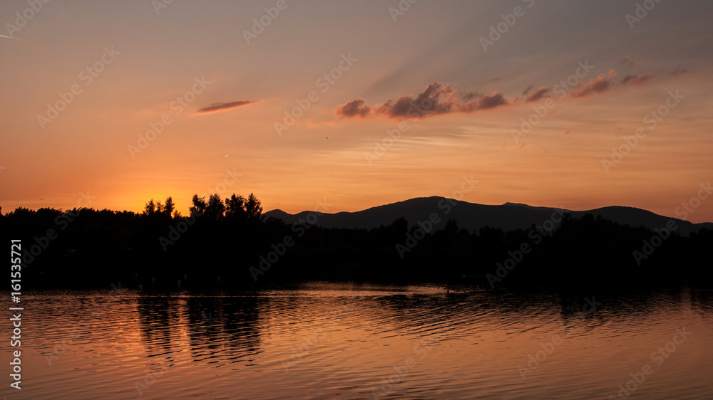 coucher de soleil sur un lac