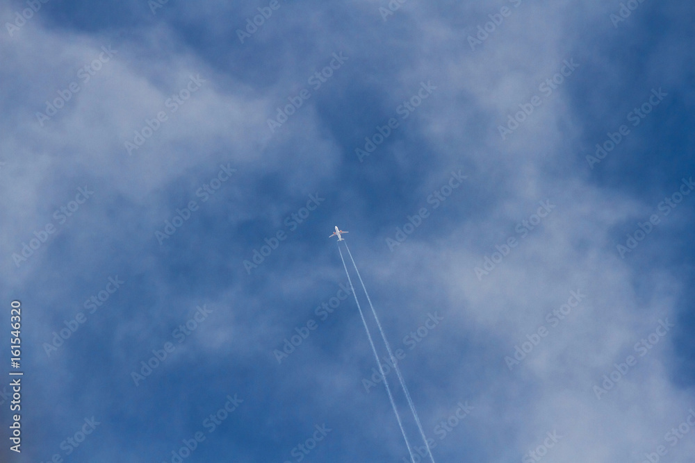 Avion entre Nubes dejando Rastro en el Cielo Avion entre Nubes dejando Rastro en el Cielo