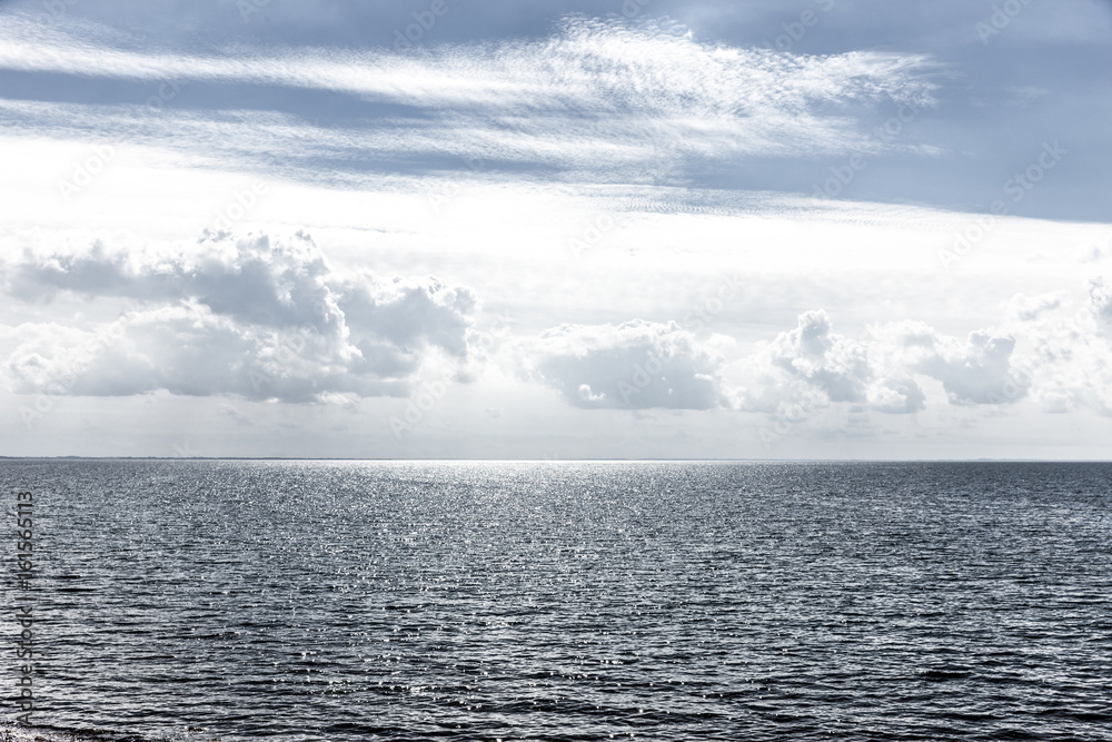 Sonnenreflexion über dem Meer