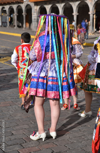 Péruviennes en costume de fête plaza de Armas à Cusco au Pérou