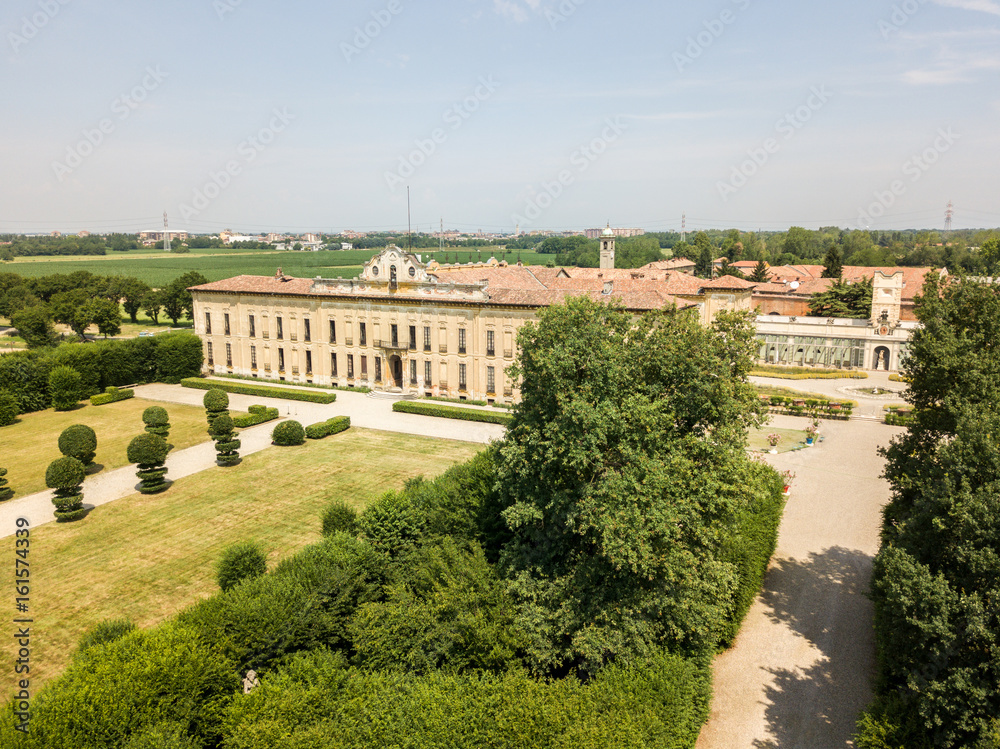 Obraz premium Villa Arconati, Castellazzo, Bollate, Milano, Italia. Vista aerea. Giardini e parco, Parco delle Groane. Reggia, palazzo in stile barocchetto lombardo, strade e alberi visti dall’alto