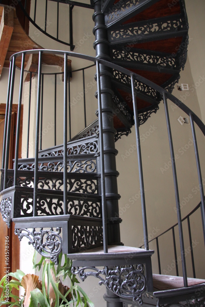 escalier colimaçon en fer forgé Photos | Adobe Stock