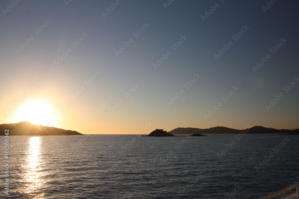 Porquerolles, couché de soleil sur l'archipel des îles d'Hyères Porquerolles, couché de soleil sur l'archipel des îles d'Hyères