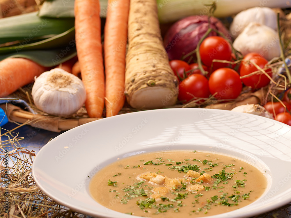 Suppe mit frischem Gemüse vegetarisch
