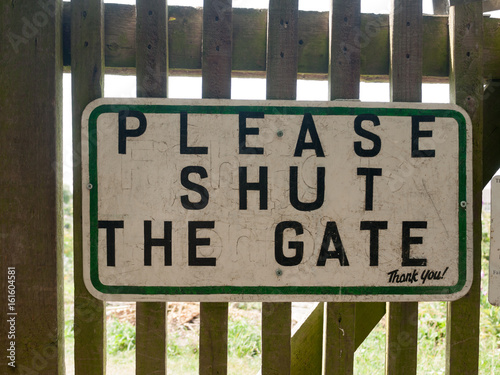 Foto garden sign shut the gate