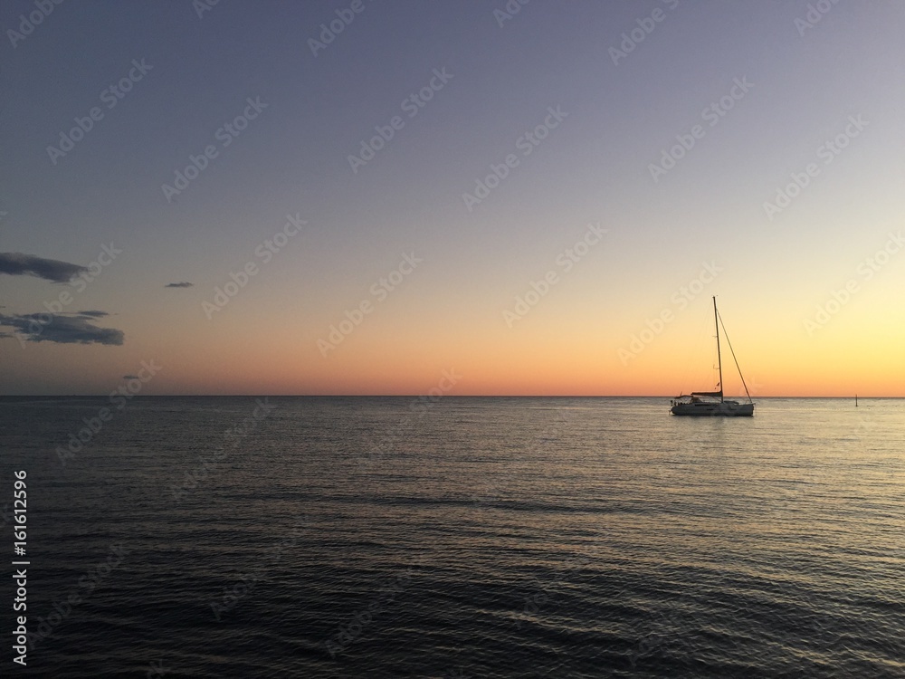 Segelboot im Sonnenuntergang