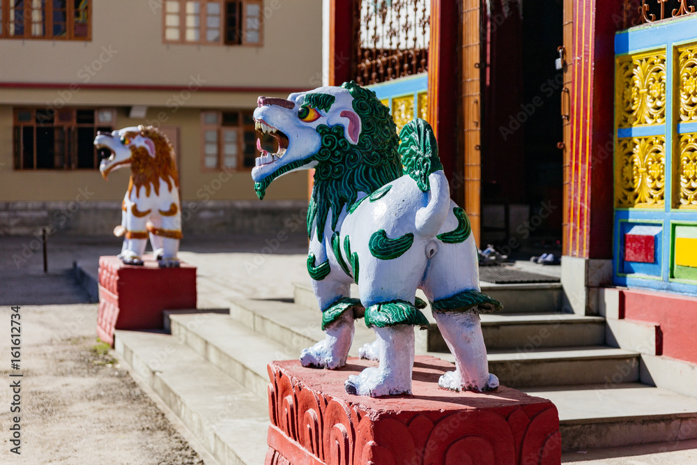 Φωτογραφία Red and blue kirins in front of Tibetan Buddhism Temple entrance in Sikkim, India
