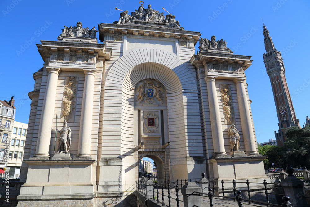 Φωτογραφία Triumphal arch Porte de Paris and belfry of the city hall of Lille, France