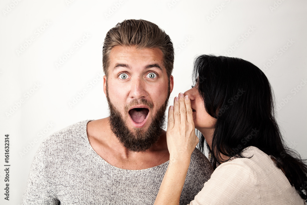 Klatsch und Tratsch zwischen Frau und Mann