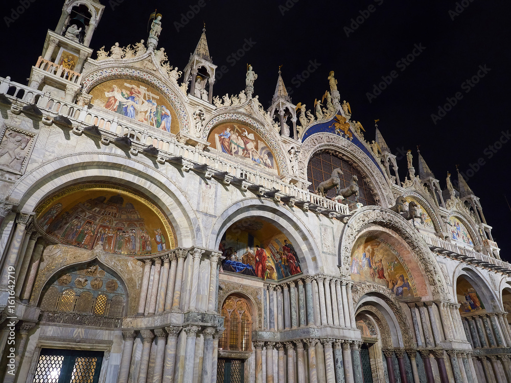 Vista Nocturna de la Fachada de la Basílica Catedral de San Marcos en Venecia, Italia
