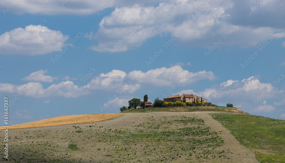 typisches Landhaus in der toskanischen Hügellandschaft