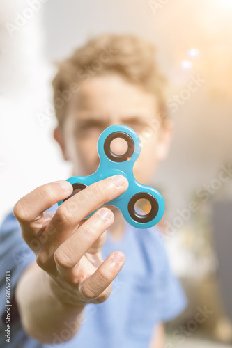 Junge hält Fidget Spinner in der Hand