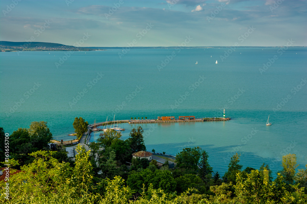 Hafen mit Segelbooten am Plattensee in Ungarn