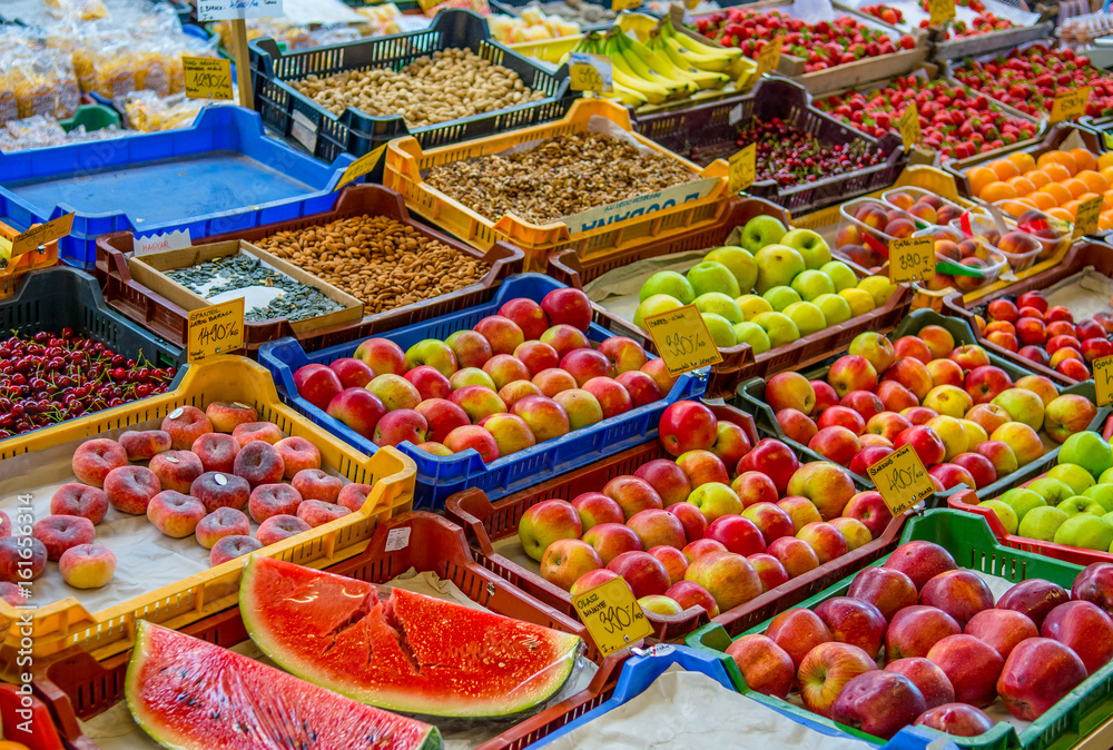 Farbenfrohes Obst auf Marktstand