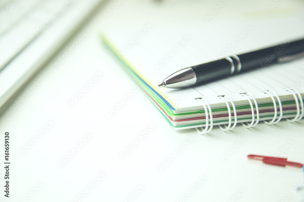 Fototapeta premium pen on open notepad
