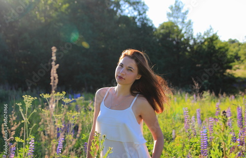 молодая девушка в поле с полевыми цветами