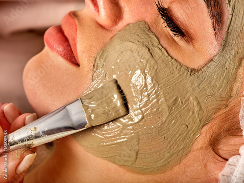 Schilderij op canvas Mud facial mask of woman in spa salon