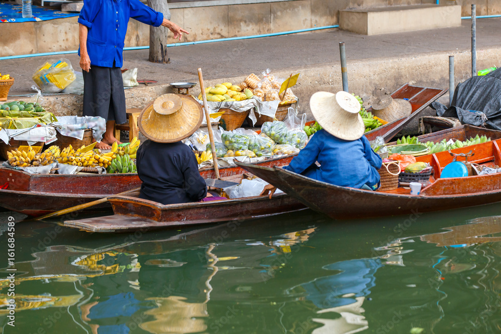 Obraz premium Damnoen Saduak floating market in Ratchaburi near Bangkok, Thailand