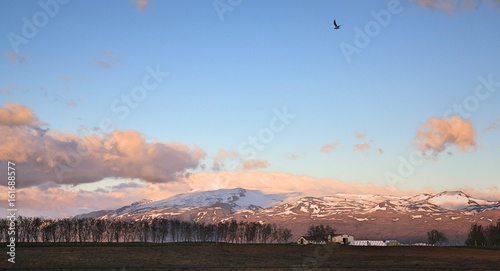 Obraz na płótnie eyjafjallajökull volcano seen from nearest farm w salonie