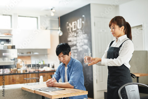 カフェで働く女性