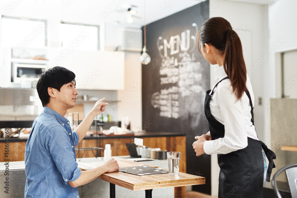 カフェで働く女性 カフェで働く女性