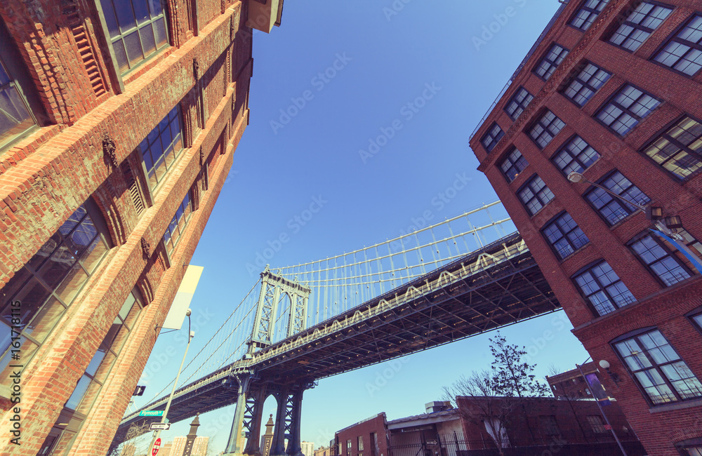 Brooklyn Bridge: view from the street between buildings