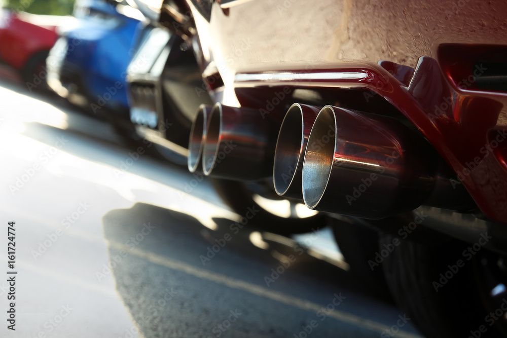 Naklejka premium Close up Exhaust pipe of retro vintage car
