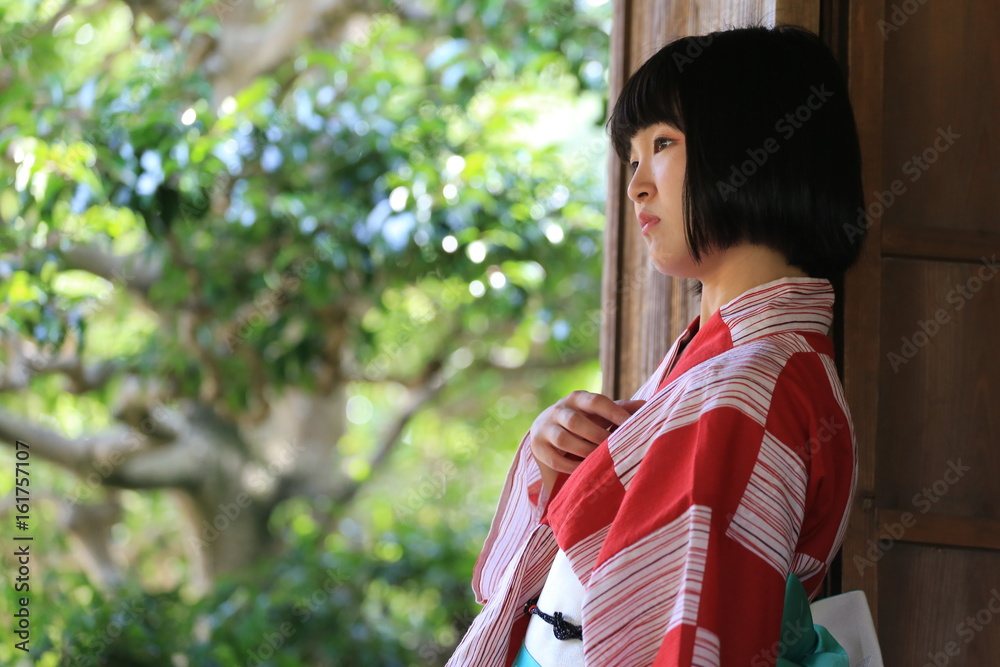 日本庭園と浴衣の女性 日本庭園と浴衣の女性
