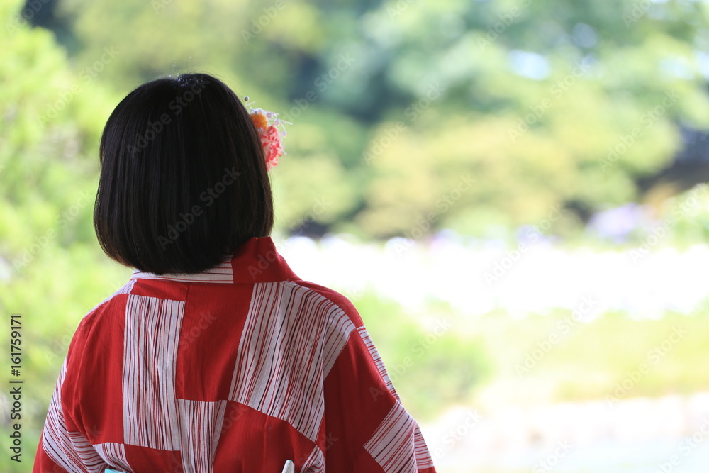日本庭園と浴衣の女性の後ろ姿 日本庭園と浴衣の女性の後ろ姿