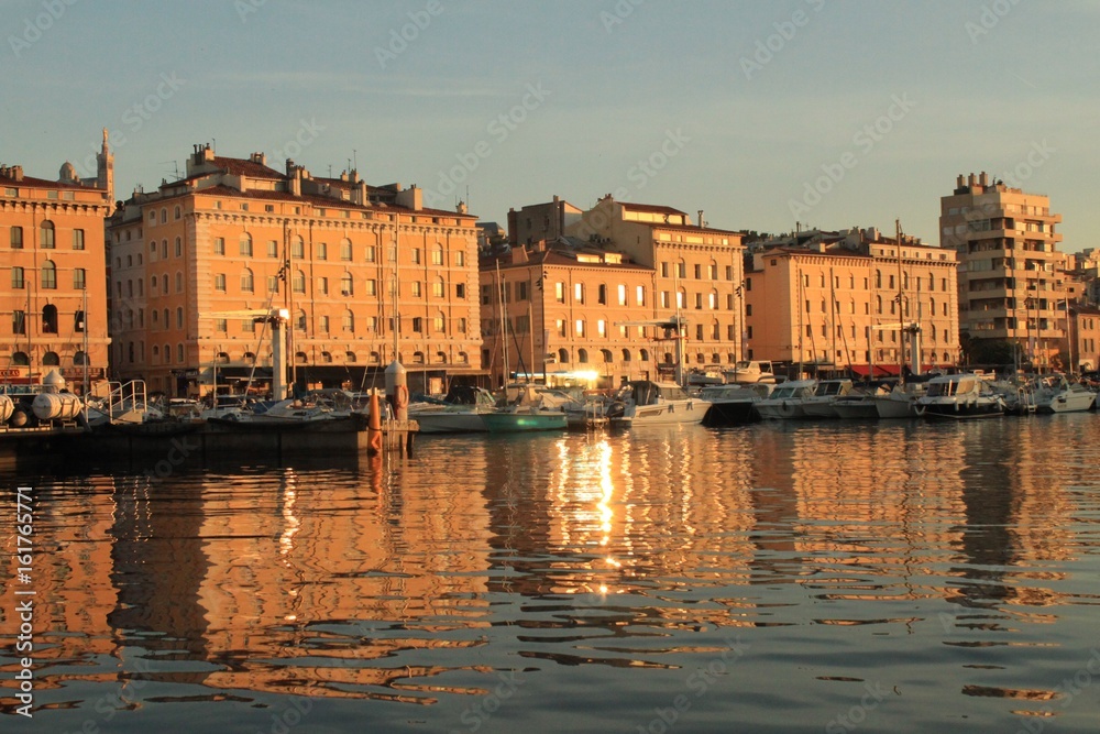 Zauberhaftes Marseille: Vieux-Port und Quai de Rive Neuve im Abendlicht