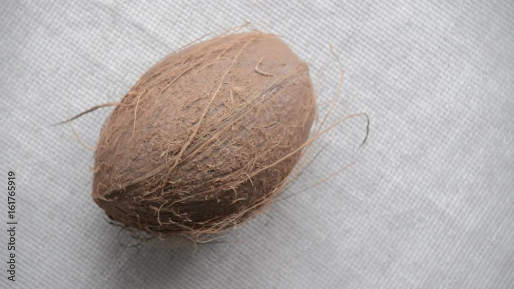 The nut coconut rotates on the turntable.