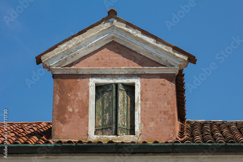 Finestra di legno in un'abitazione Veneta