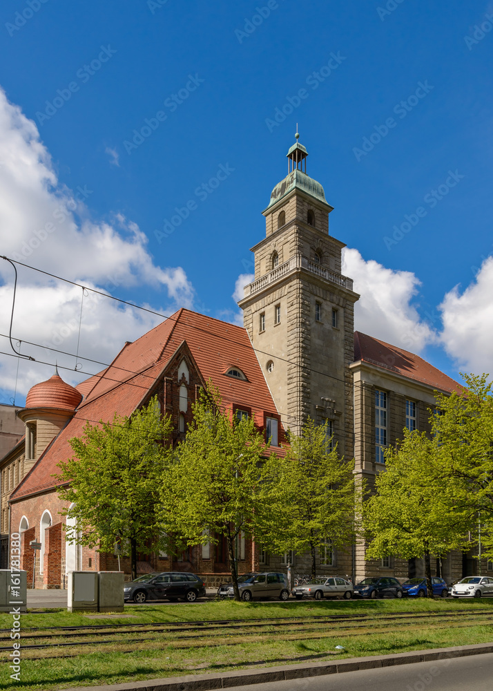 Turm der ehemaligen Handelshochschule mit Heilig-Geist-Kapelle in Berlin-Mitte