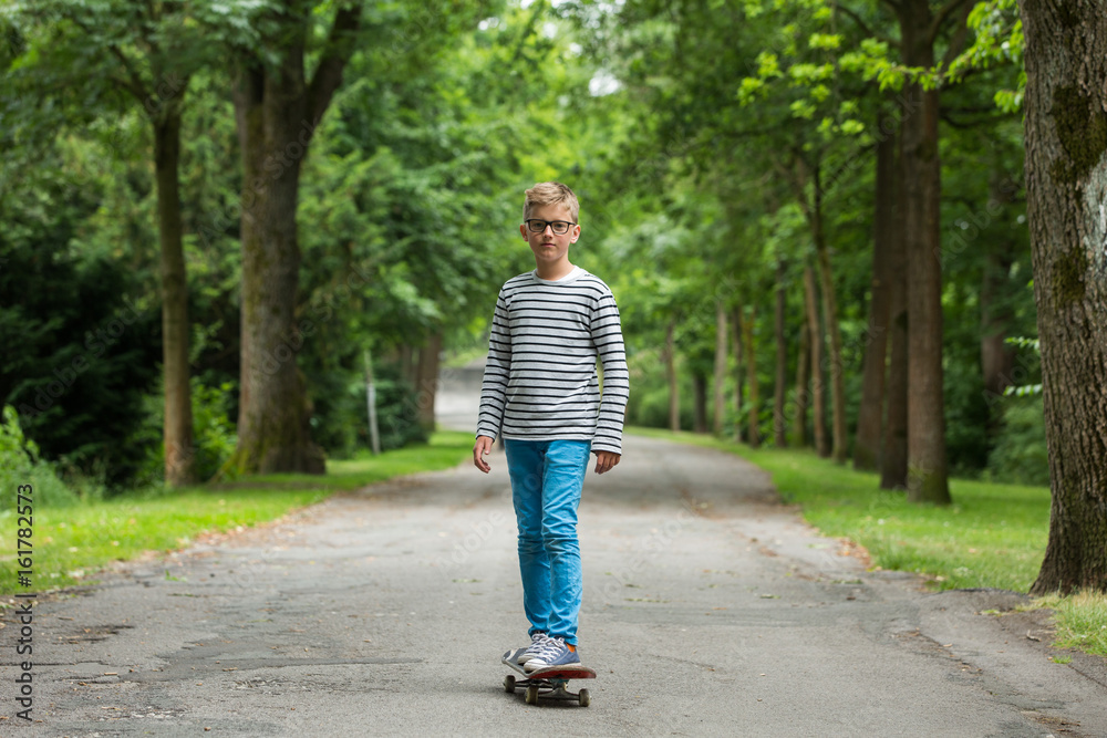 Jugendlicher / Kind / Heranwachsender spielt mit Skateboard / Fährt Skateboard Jugendlicher / Kind / Heranwachsender spielt mit Skateboard / Fährt Skateboard