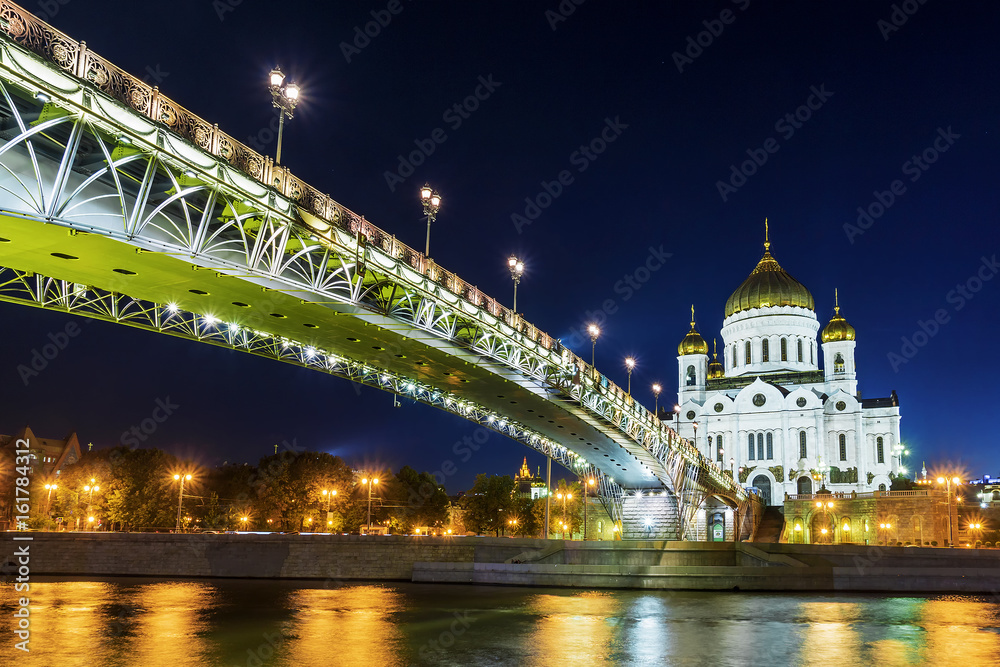 Obraz premium Night view of the temple of Christ the Savior and the Patriarchal Bridge in Moscow