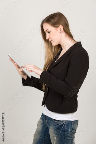 Junge Frau / Dame / Business Outfit mit Tablet / Computer / Neue Medien