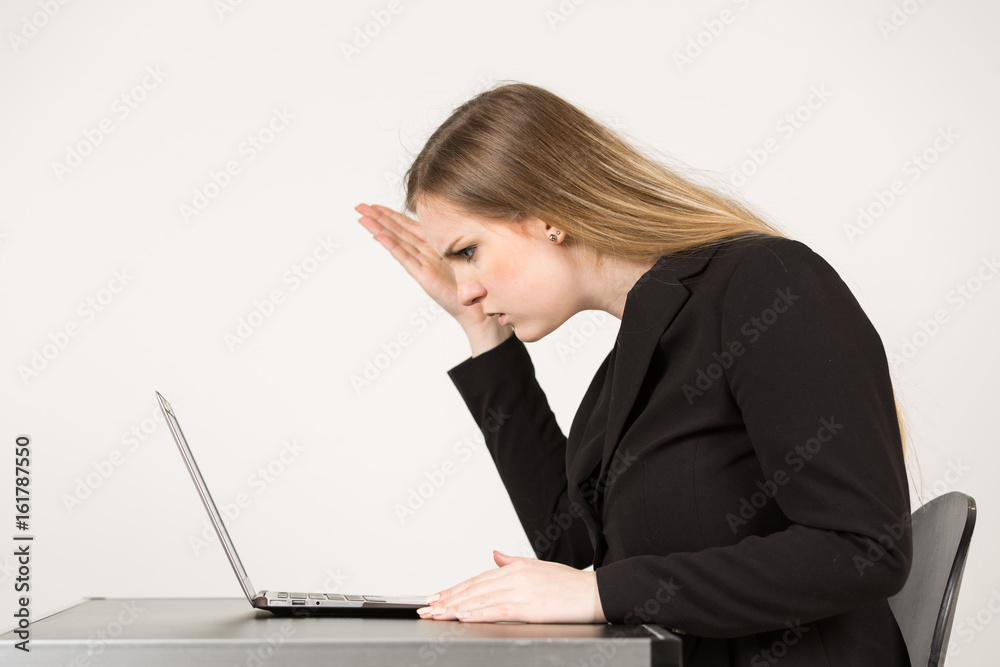 junge Frau / Business Frau arbeitet vor Laptop / PC / Computer mit verschiedenen Emotionen junge Frau / Business Frau arbeitet vor Laptop / PC / Computer mit verschiedenen Emotionen