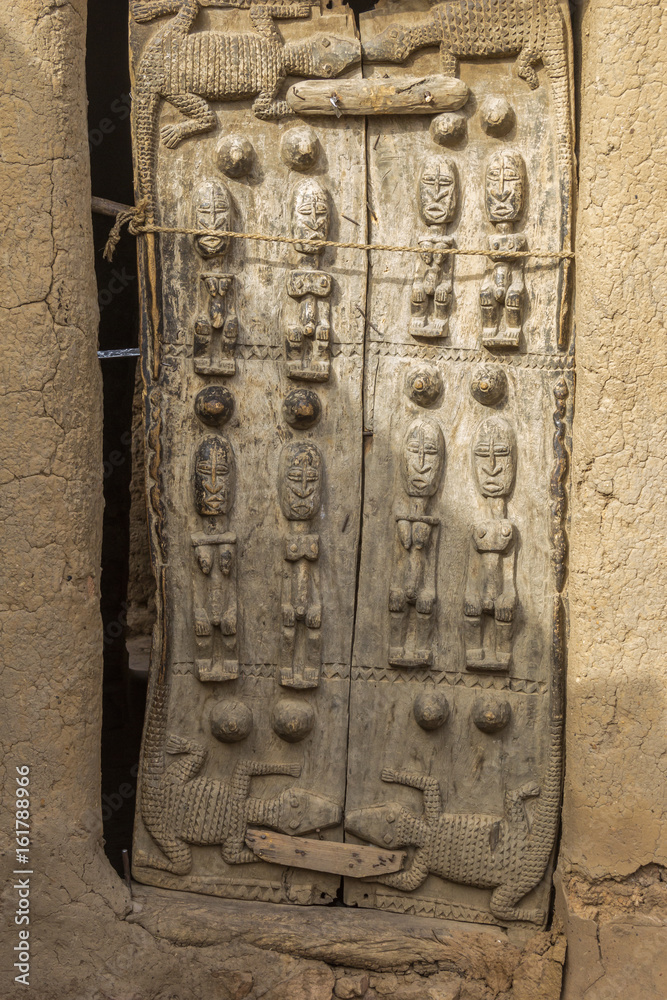 Obraz premium Carved Wooden Door in Sangha Village, Pays Dogon in Mali