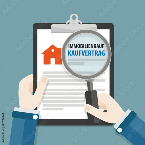 Hände mit Lupe und einem Immobilienkauf Kaufvertrag