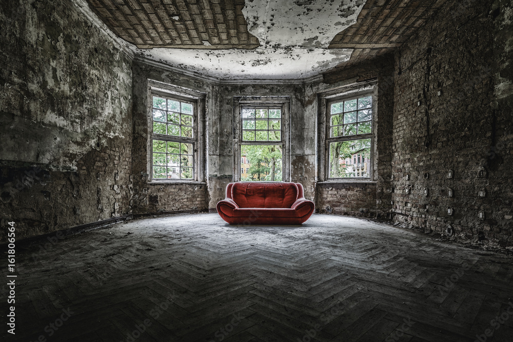 Altes Sofa  an einem Lost Place - obrazy, fototapety, plakaty 