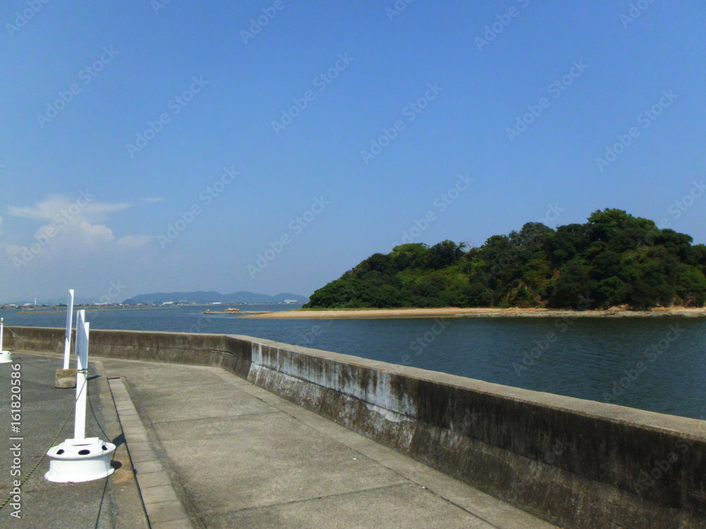 Obraz premium 岡山県 新岡山港 夏 快晴