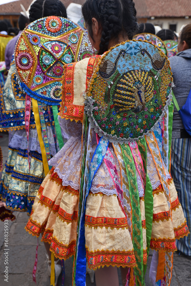 Chapeaux et robes de fête plaza de Armas à Cusco au Pérou