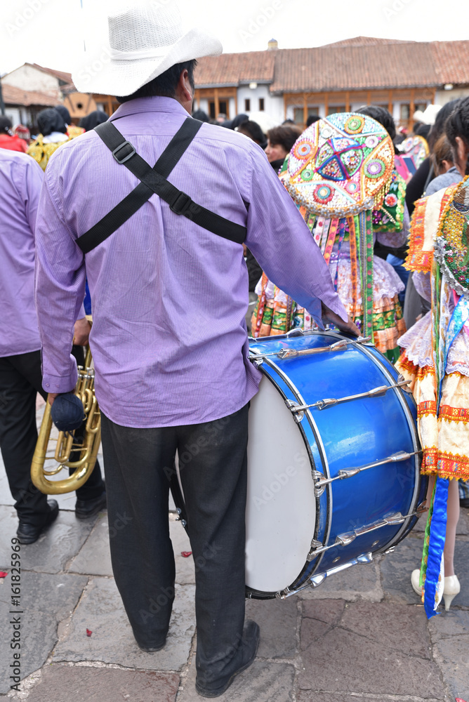 Jour de fête avec musiciens plaza de Armas à Cusco au Pérou