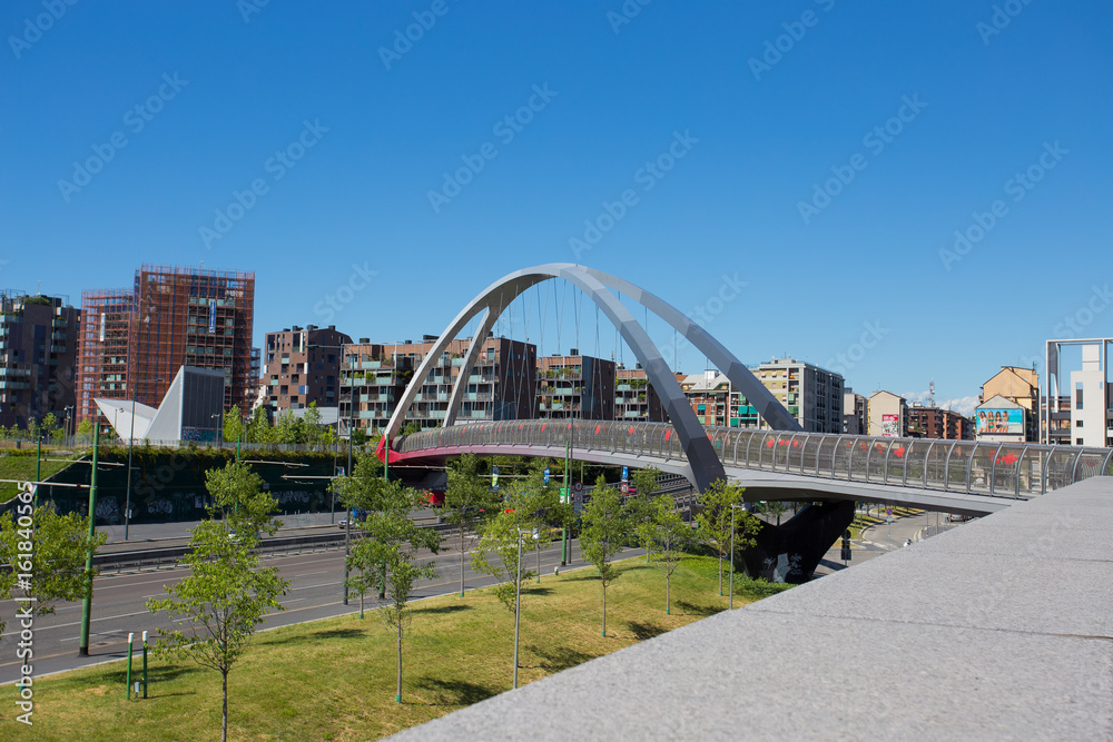 Obraz premium MILAN, ITALY, JUNE 7, 2017 - Modern bridge in the new area of Portello, Milan, Italy
