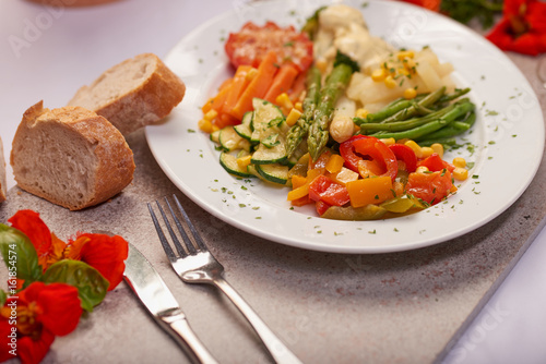 Vegetarisch Gemüse gesundes Essen auf einem Teller angerichtet