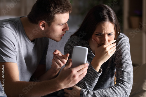 Obraz na płótnie Boyfriend show phone to his cheater girlfriend