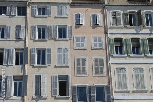 Typisch Marseille: Historische Hausfassaden am Quai du Port