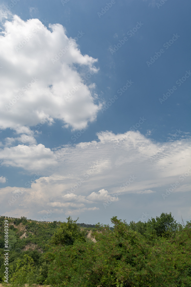 Landschaft in der Toskana mit Hügel und Wolken Landschaft in der Toskana mit Hügel und Wolken